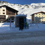 Buswartehütte Zürs von Schnee und Eis befreien