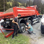 Reifenplatzer und Pannenhilfe Unimog 530 bei der Bodenalpe