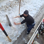 Schneestangen nachsetzen und Schilder frei machen