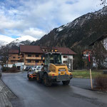 Lader 509 mit Kehrmaschine: Tunnel Oberlech, Stubenbach, Omesberg