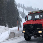 Hüttentransport für Fackellauf Skischule Zürs, mit Unimog 1600 und Bigab-Hänger