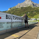 Blutspendebanner aufhängen in Zürs