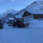 U400 vor der Bergbahn