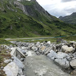 Wasserzufuhr Wasserscheide Zürs nach Vermurung reparieren