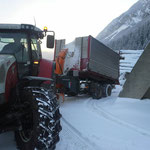 Winterwanderweg Zürs-Lech vorbereiten, Schnee schütten Galerieübergang-Hangar