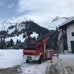 Dachabschaufeln Feuerwehrhaus, mit Drehleiter FF Lech
