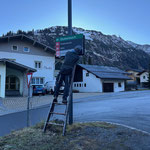 Pensionsbeschilderung montieren, Abzweigung Stubenbach