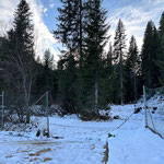 Waldbad, Zaun für Winterwanderweg aushängen...