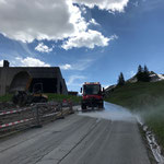 Straßenwäsche Baustelle Hochbehälter in Oberlech, mit U400 und Spritzbalken
