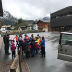 Flurreinigung mit der Volksschule Lech - Einteilung am Schulplatz