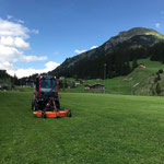 Fußballplatz mähen mit Holder und Mähwerk