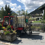 Blumengießen auf der Uferpromenade, mit Holder C2.42