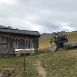 Wanderwegtafeln demontieren rund um die Alpe Monzabon, Grüner Ring Hüttenbibliothek ausräumen