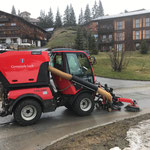 Holder im Kehrmaschineneinsatz in Oberlech, Burgplateau