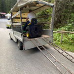Rasenmähertraktor nach Reparatur zurück ins Waldbad