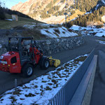 Reinigungsarbeiten Straße Oberlech Berg durch unseren "Bald-wieder-Kollegen" Konrad, danke!