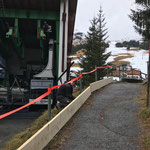 "Schneefang" montieren Winterwanderweg hinter der Rüfikopftalstation