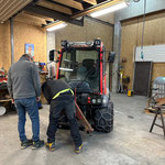 Reparaturarbeiten am Holder C70 SC - Splittstreuer