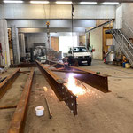 Stahlträger vorbereiten für neue Brücke Spullerbach