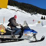 Munition für Lawinenorgeln aus Bunker holen, mit Wege-Skidoo