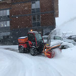 Holder C70 SC mit Streuaufbau, Parkplätzräumung hinter der Postgarage