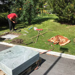 Test-Sockel setzen für Laternenstele Garten Hotel Arlberg