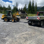 Schotter verladen für Wegbaustelle Stubenbach-Walkerbach