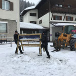 Skiständer und Wartezone Postamt Sohle reißen