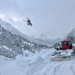 Rampe mit Schnee aufschieben, Galerieübergang WWW Zürs-Lech, mit Paana