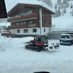 Paana auf dem Weg nach Oberlech von der Uferpromenade