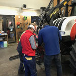 Morgendliche Schnellreparatur am Kran des Steyr 6190 CVT