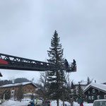 Weihnachtsbeleuchtung entfernen Christbaum Dorfbrunnen, mit Drehleiter FF Lech