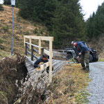 Burgwaldweg, Geländererhöhungen anbringen