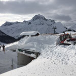 Tunnelausfahrten Oberlech, Netze ausschaufeln mit Pistenbully Paana...