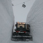 Pistenbully Paana im Einsatz für die Skilifte Lech, Gestaltung des Weißen Ring - Tunnels Petersboden