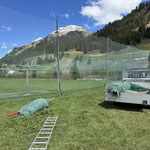 Erste Netze aufhängen Fußballplatz