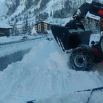 Loipenbeginn Omesberg präparieren mit Unterstützung und Zurverfügungstellung von Räumschnee durch das Hotel Auriga