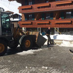 Rüfiplatz Bänke freischaufeln und letzte Schneehaufen entfernen