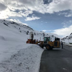 Wegeaufgänge L198 für Winterwanderweg-Umlegung Zürs-Lech fräsen, mit Lader 509