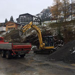 Asphalt laden für Abkippplatz und Neubau Parkplatz Gemeindehaus Zürs in Stubenbach