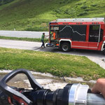 Mit Unterstützung der FF Lech: Wasserscheide am Flexenpass reinigen