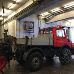 Rückbau Unimog U1600 zum Schneepflug, Montage Heckgewicht 