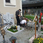 Urnenschacht setzen am Friedhof
