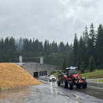 Drittleistung, Biomassetransporte. Mit Lindner Lintrac und Pumpfass