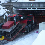 Pistenbully Panaa -  Transport mit U530 nach Oberlech. Die Winterwanderwege-Präparierung beginnt auch in Oberlech!