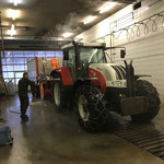 Traktor- und Hängerfräse waschen in der Waschhalle