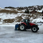 Steyr mit Zamboni, Eisplatz Zürs