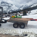 Stangen einsammeln Winterwanderwege Oberlech