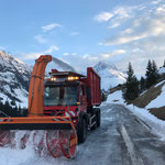 Loipen und Winterwanderwegpflege: Schnee laden L198 mit U530