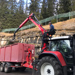 Holz einfassen am Bauhof mit neuem Kran